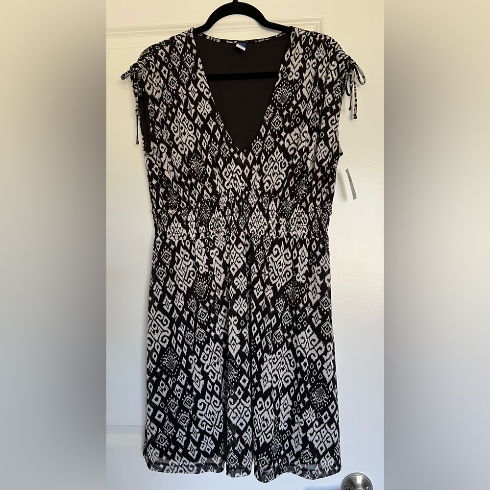 Women's cap sleeve V neck dress. Elastic waist. No pockets. Size L NWT.